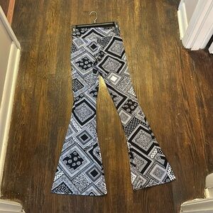 Black and white patterned stretchy pants